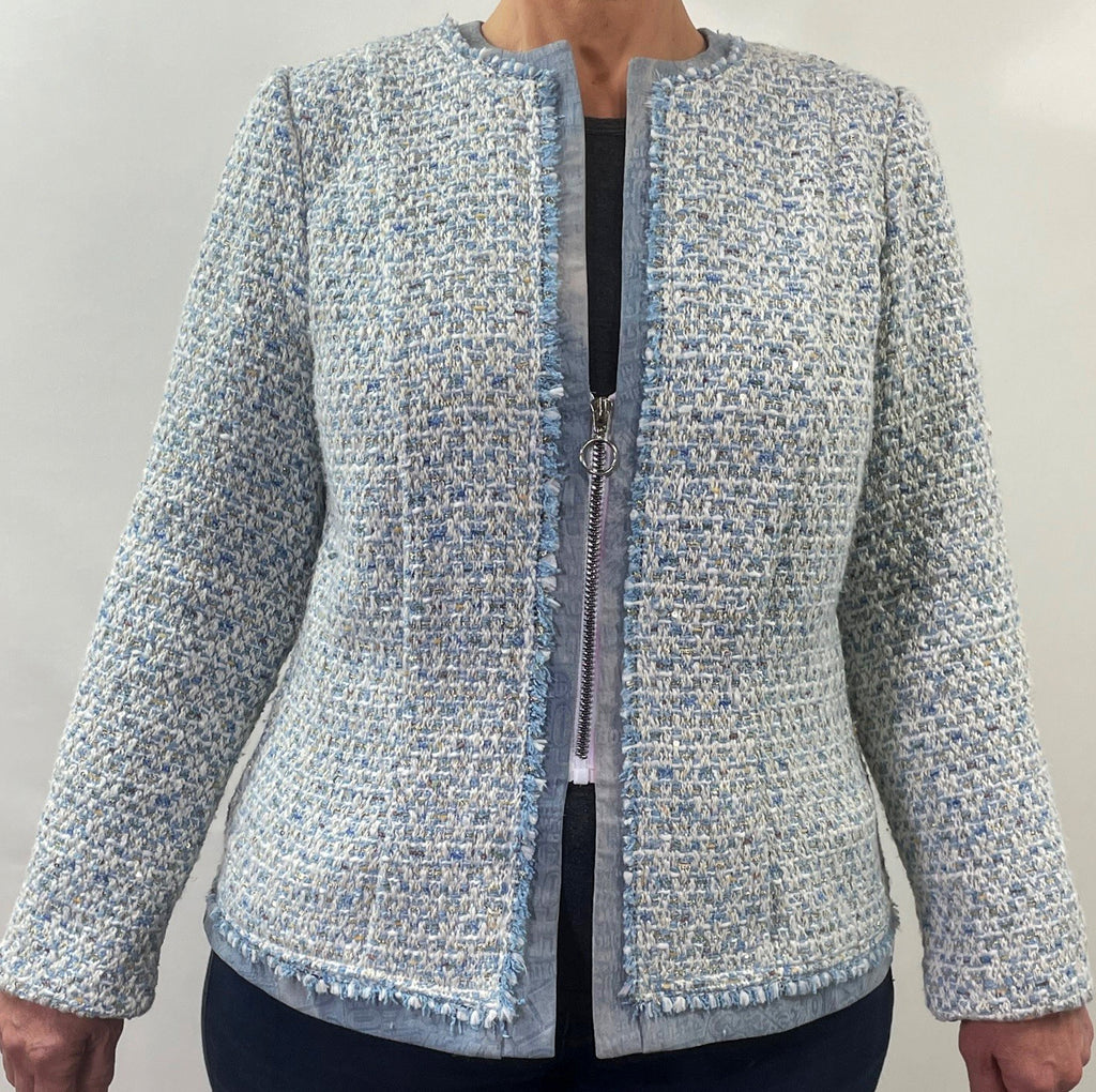 A  jacket made of blue brocade fabric and a zipper in the middle